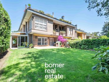 Terraced house with balcony for sale in L'Eixample