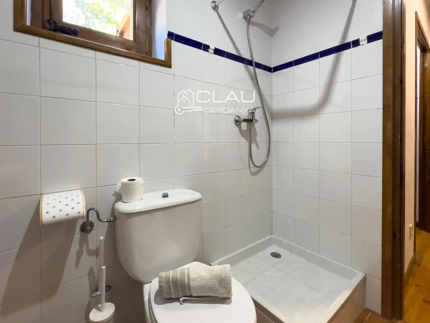 Badezimmer von Einfamilien-Reihenhaus zur Miete in Isòvol mit Heizung, Parkett und Terrasse