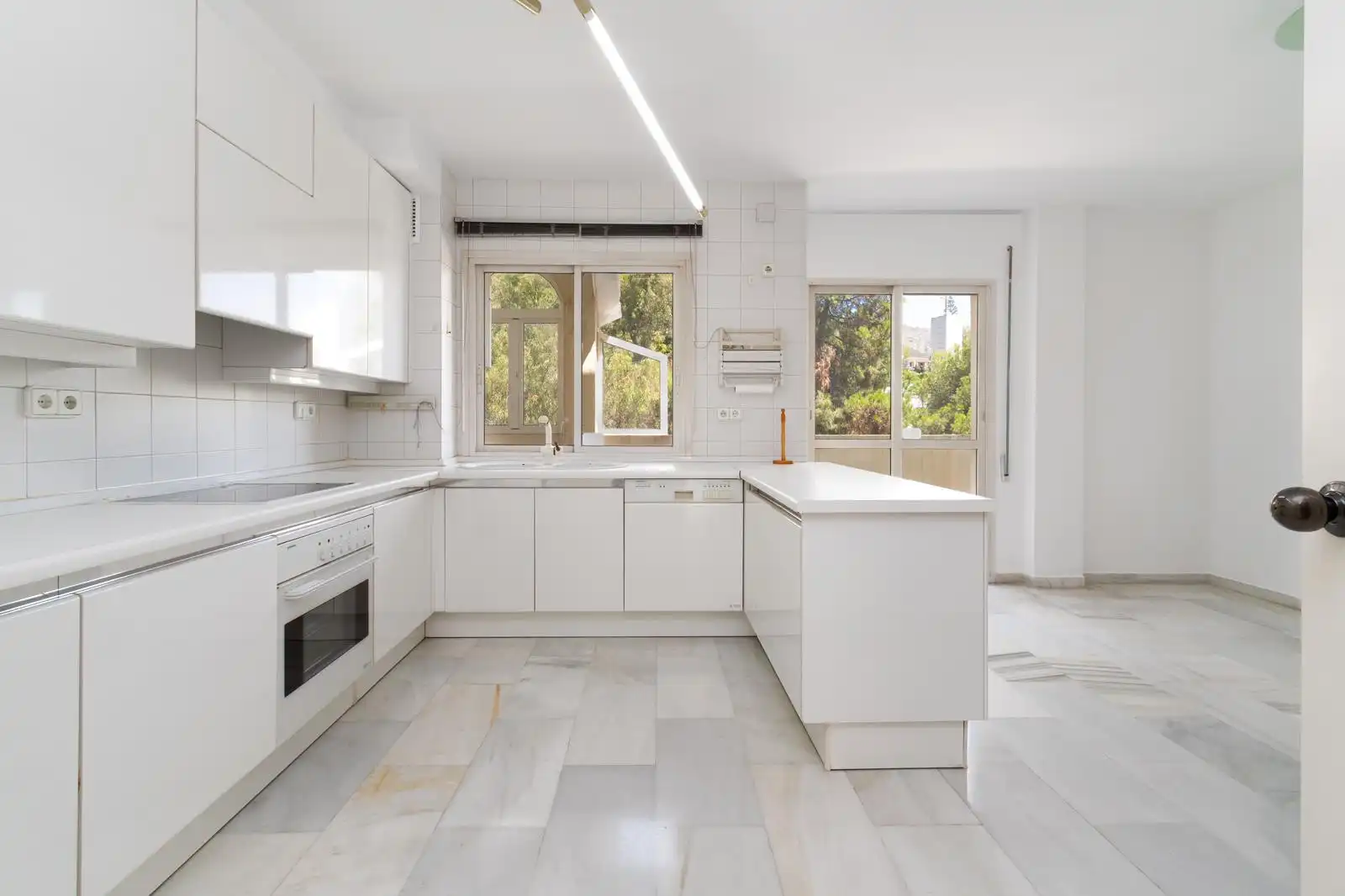 Küche von Dachboden zum Verkauf in Marbella mit Klimaanlage, Terrasse und Möbliert