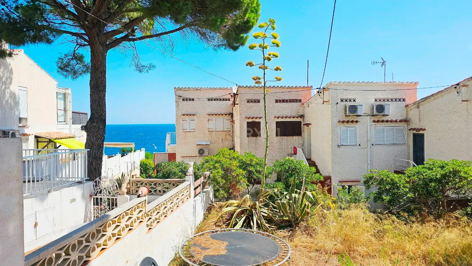 Außenansicht von Wohnungen zum verkauf in Llançà mit Privatgarten