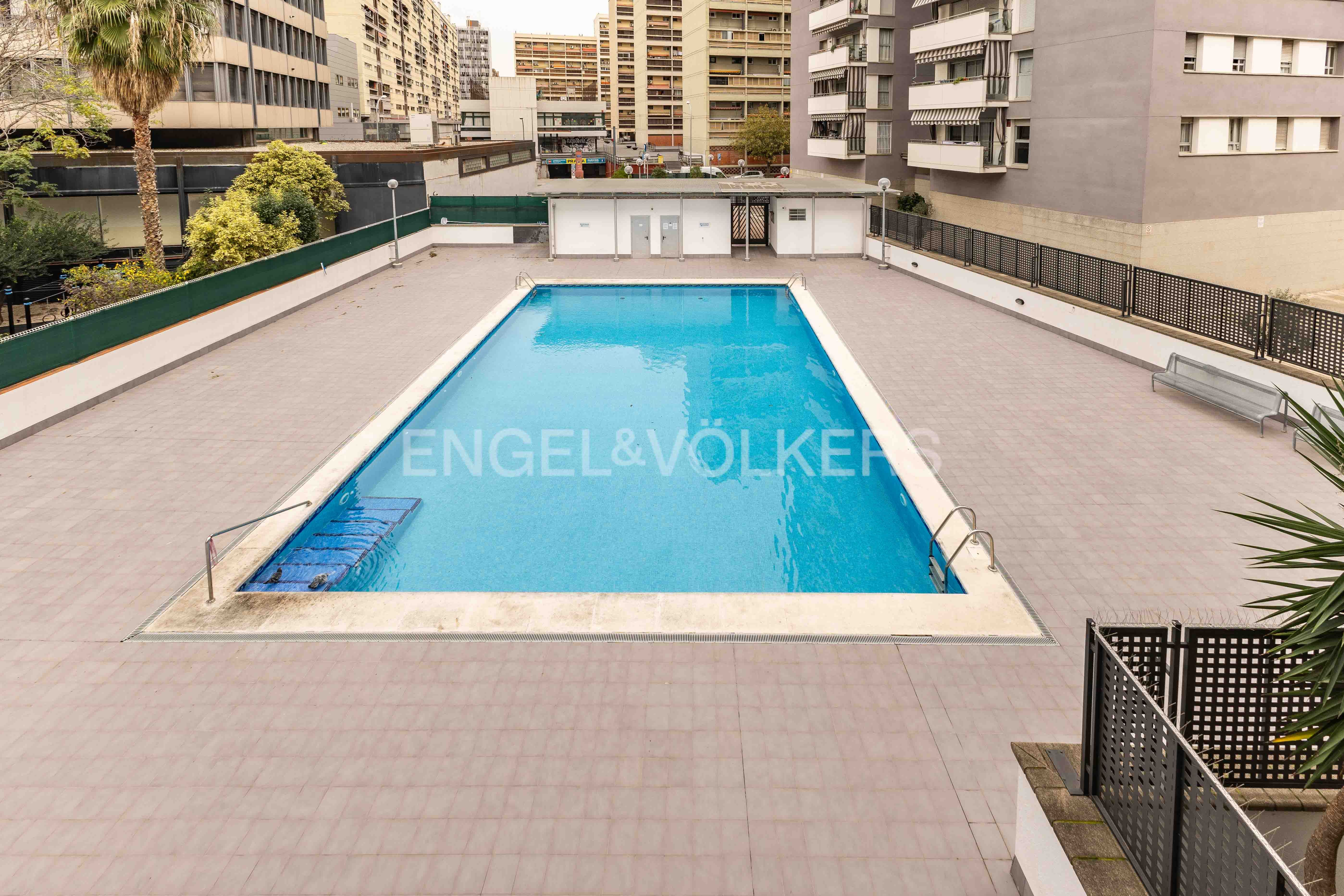Swimming pool of Apartment for sale in  Barcelona Capital  with Air Conditioner, Heating and Parquet flooring