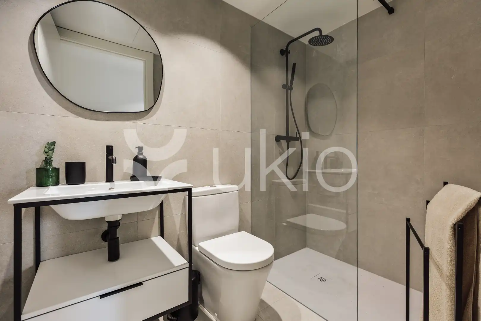 Baño de Apartamento de alquiler en Barcelona con Aire acondicionado, Calefacción y Amueblado