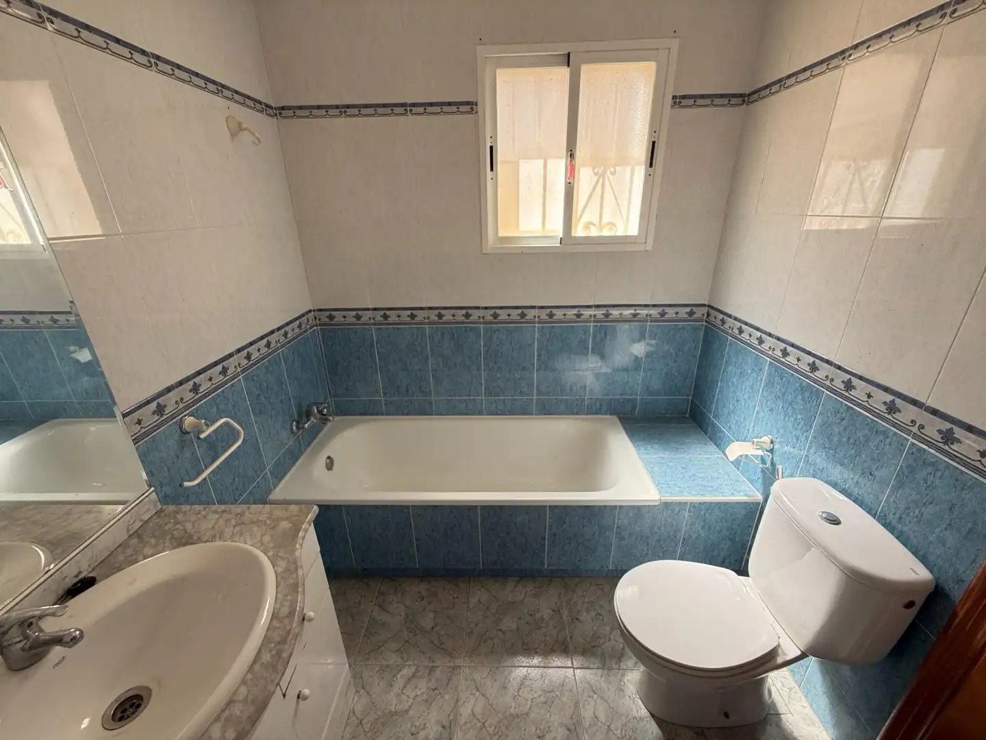 Bany de Casa o xalet en venda en San Miguel de Salinas amb Jardí privat i Piscina comunitària