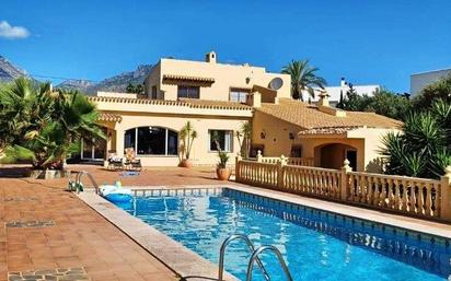 Vista exterior de Casa o xalet en venda en L'Alfàs del Pi amb Terrassa i Piscina