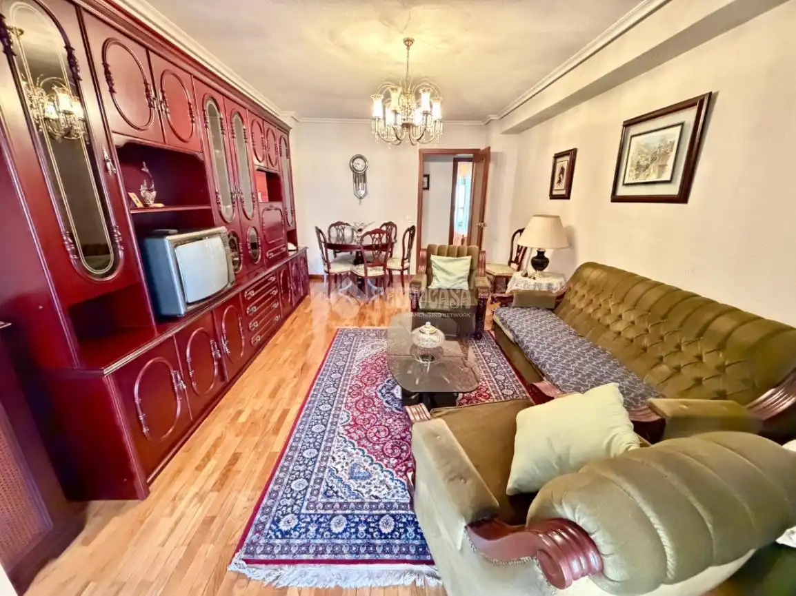 Sala d'estar de Pis en venda en León Capital  amb Calefacció, Parquet i Terrassa