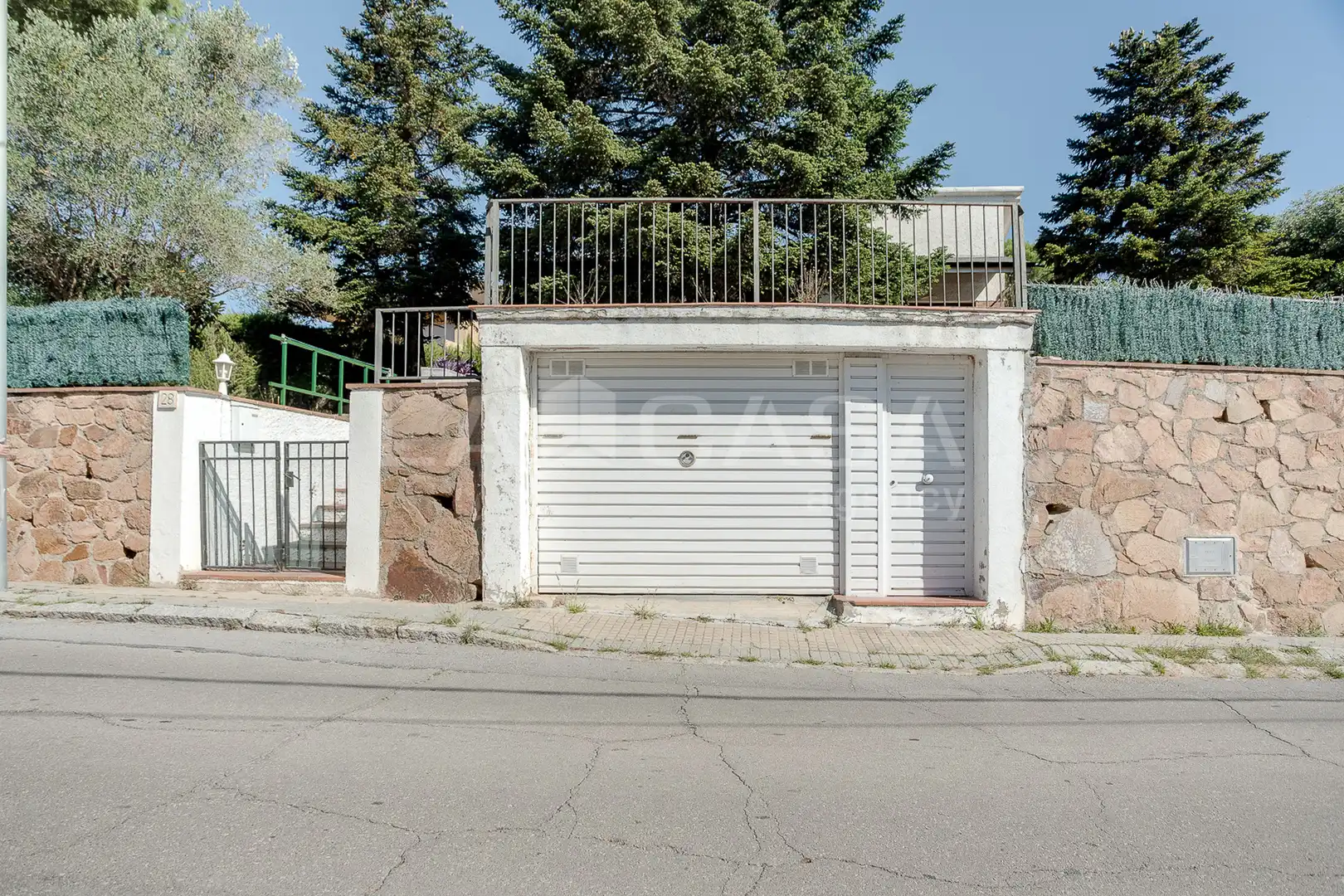Vista exterior de Casa o xalet en venda en Llinars del Vallès amb Jardí privat, Forn i Internet