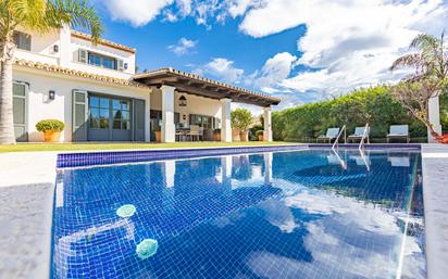 Vista exterior de Casa o xalet en venda en Estepona amb Aire condicionat, Jardí privat i Terrassa