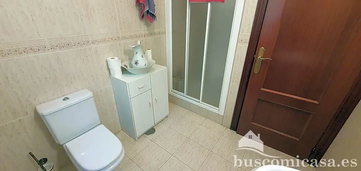 Bany de Casa o xalet en venda en Linares amb Aire condicionat, Calefacció i Jardí privat