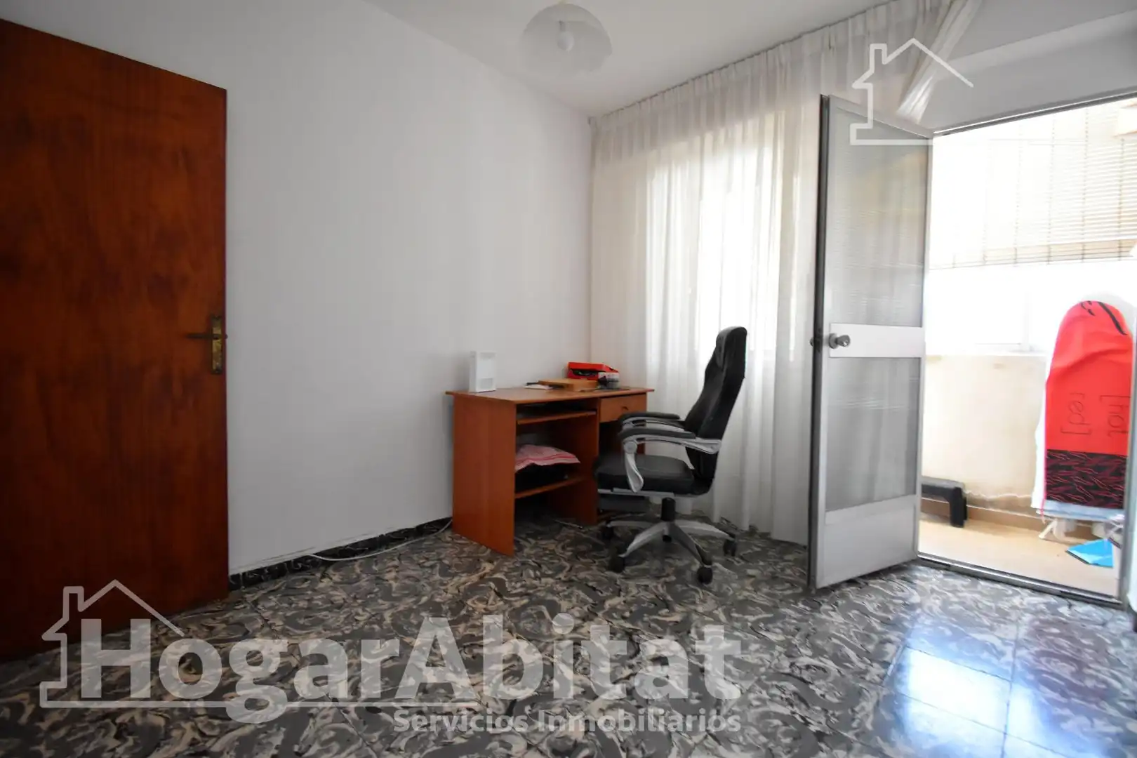 Schlafzimmer von Dachboden zum Verkauf in Oliva mit Terrasse und Möbliert