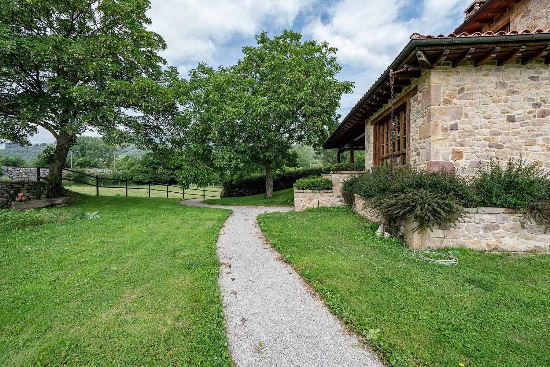 Vista exterior de Casa o xalet en venda en Bárcena de Pie de Concha amb Calefacció, Jardí privat i Terrassa