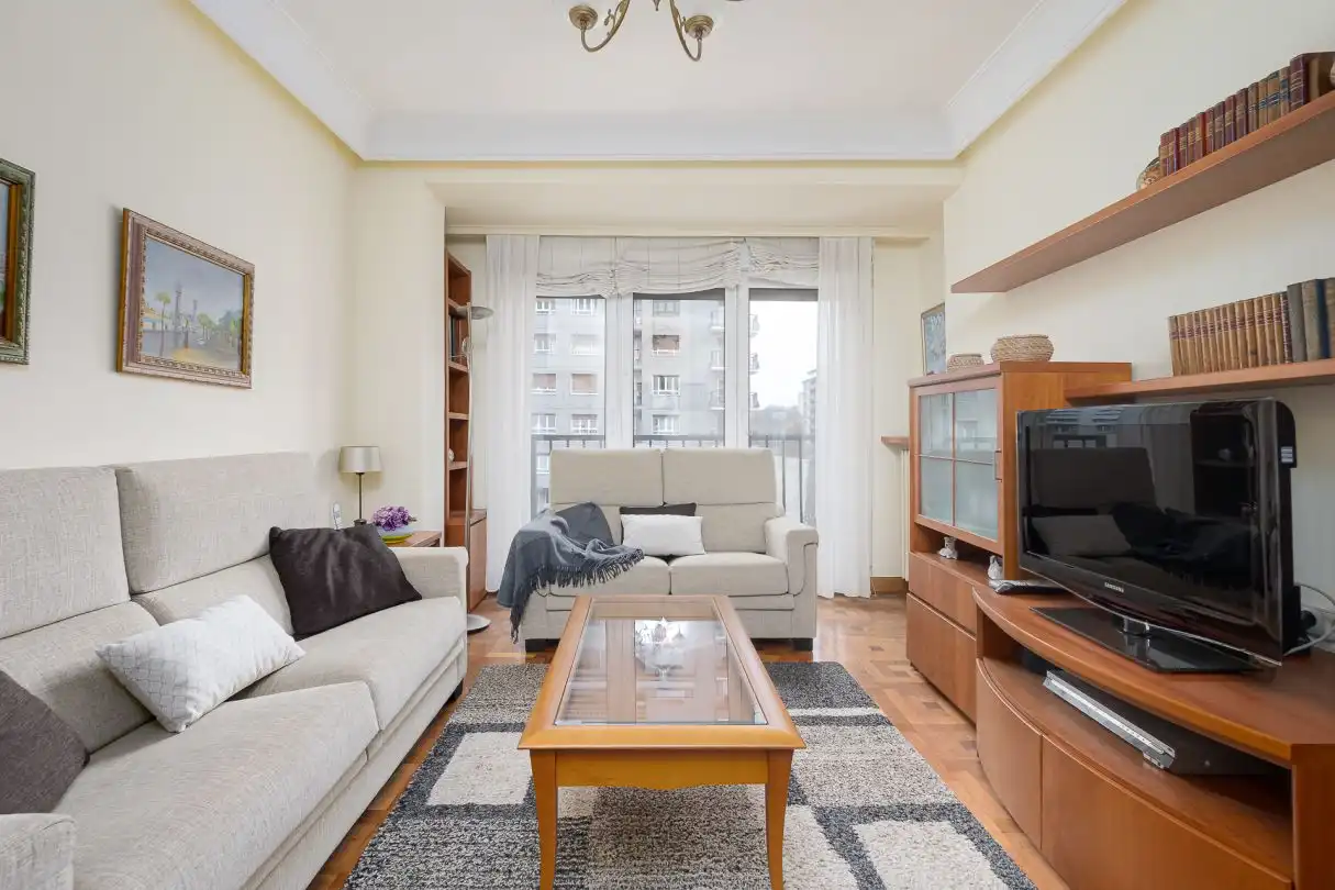 Sala de estar de Piso en venta en Donostia - San Sebastián  con Calefacción, Trastero y Amueblado