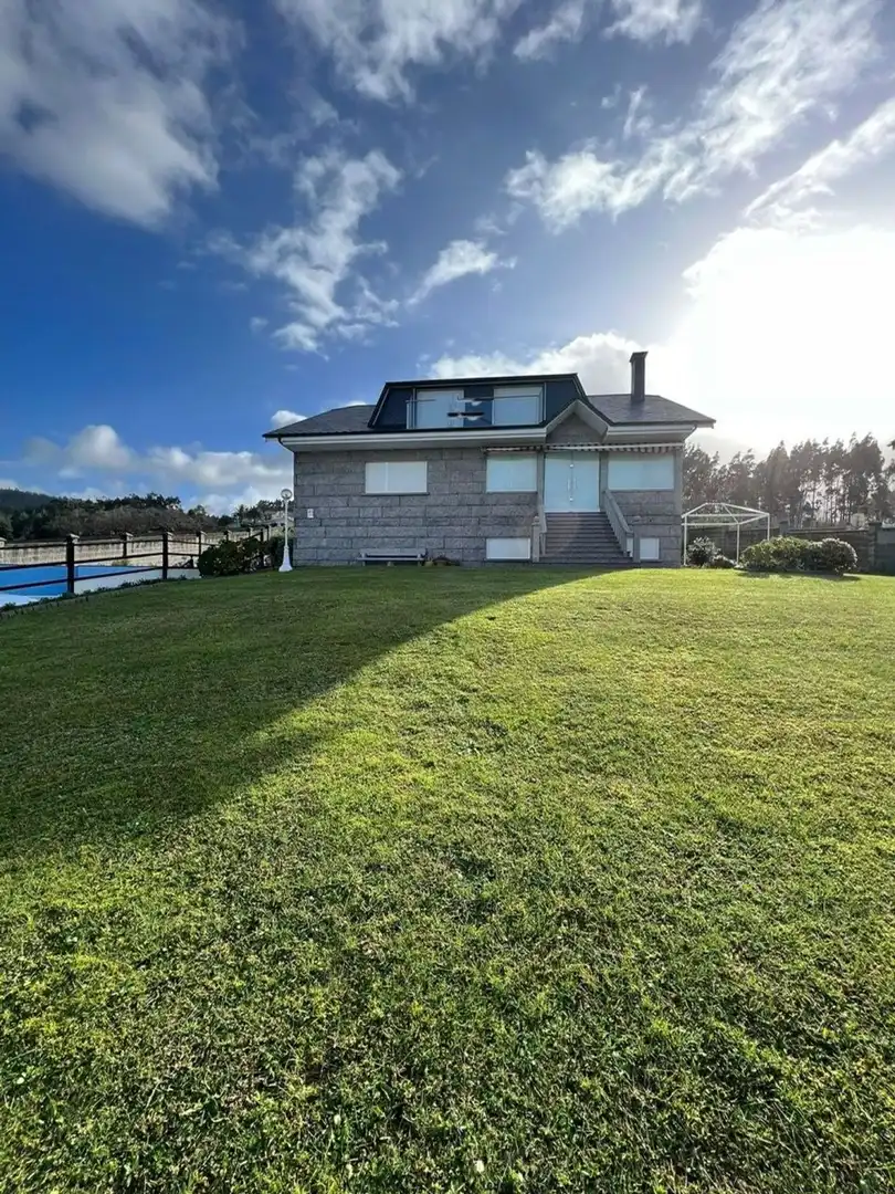 Xalet amb piscina en venda a couce casas 40