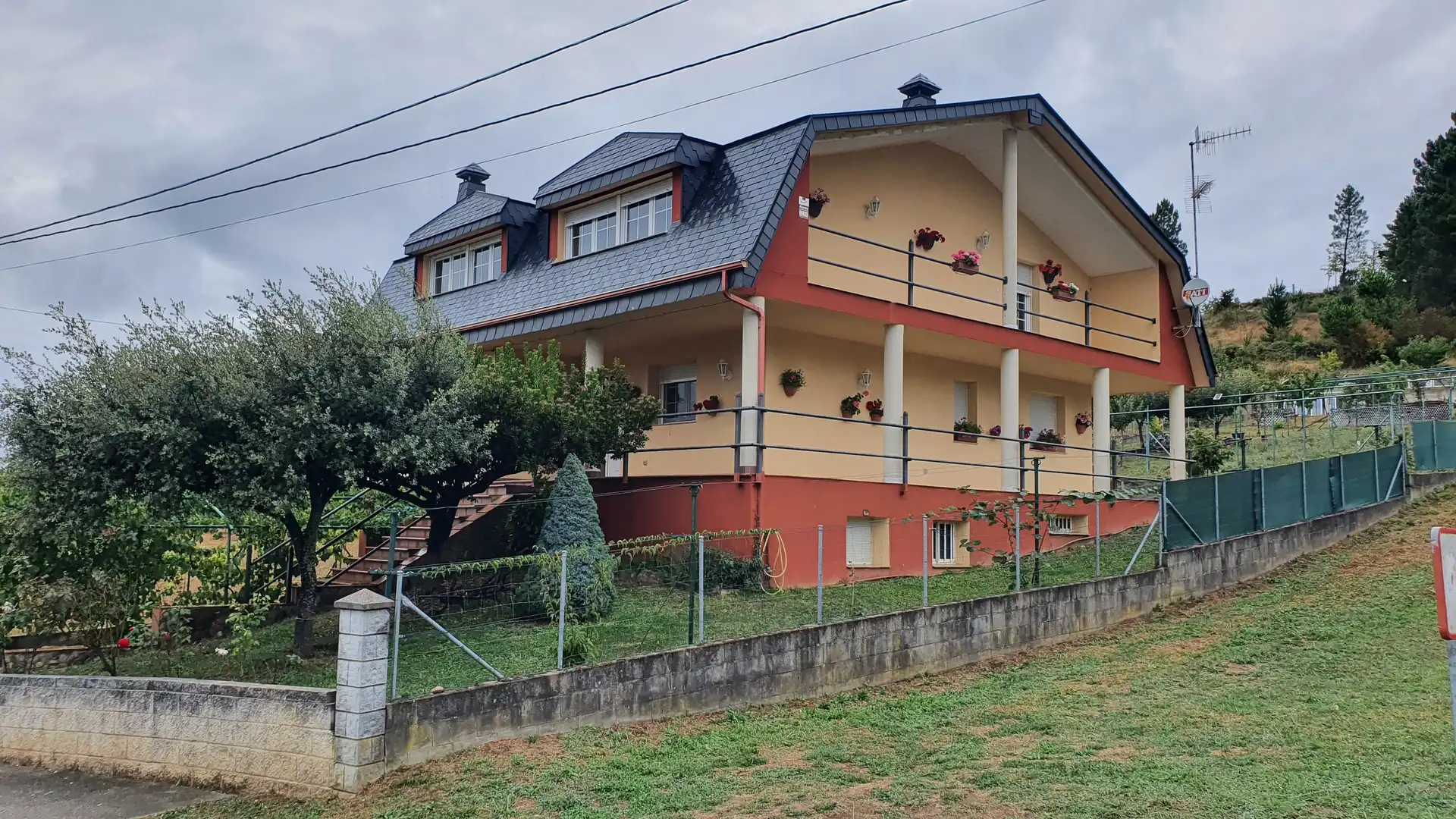 Vista exterior de Casa o chalet en venta en Vega de Espinareda con Calefacción, Jardín privado y Terraza