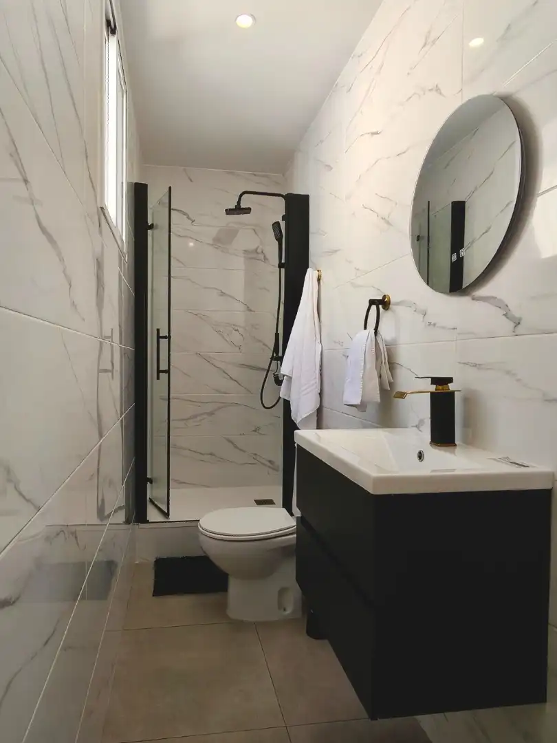 Baño de Ático en venta en L'Hospitalet de Llobregat con Parquet, Terraza y Trastero