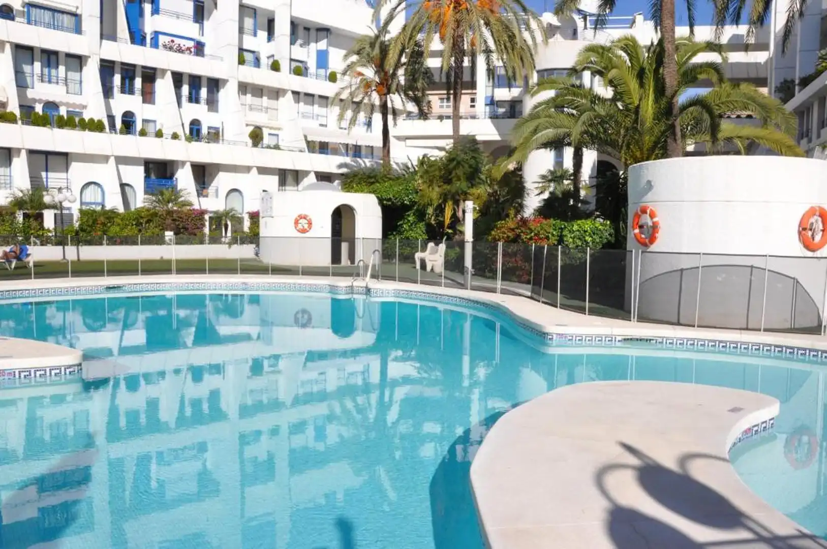 Piscina de Dúplex en venda en Marbella amb Aire condicionat, Terrassa i Traster