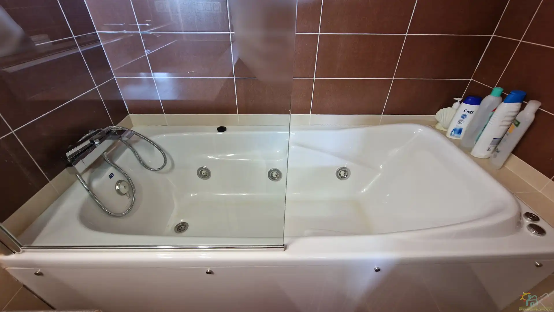 Badezimmer von Einfamilien-Reihenhaus zum Verkauf in Diezma mit Klimaanlage, Heizung und Privatgarten