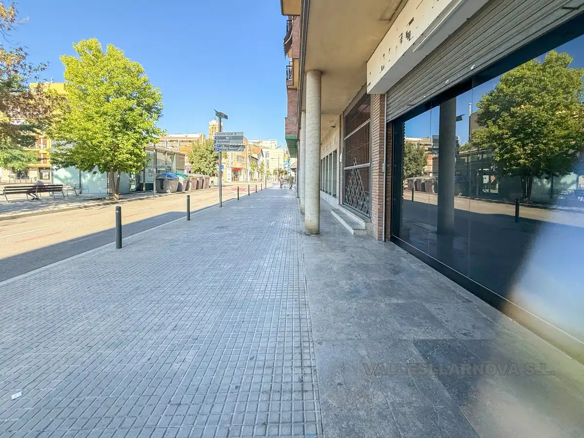 Exterior view of Commercial properties for rent in Mollet del Vallès  with Air Conditioner and Heating