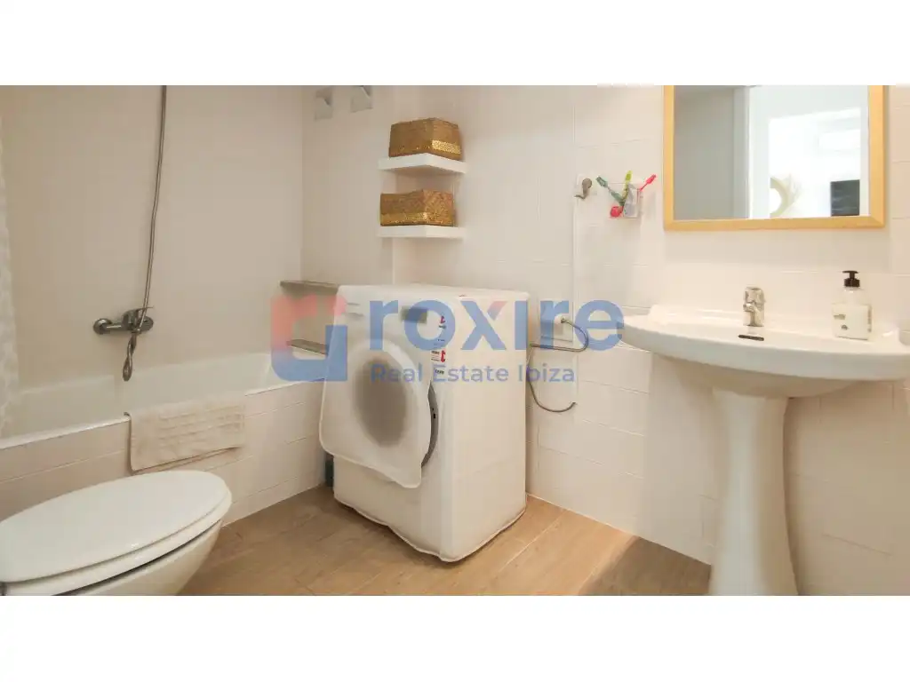Baño de Estudio de alquiler en Sant Antoni de Portmany con Aire acondicionado, Terraza y Horno