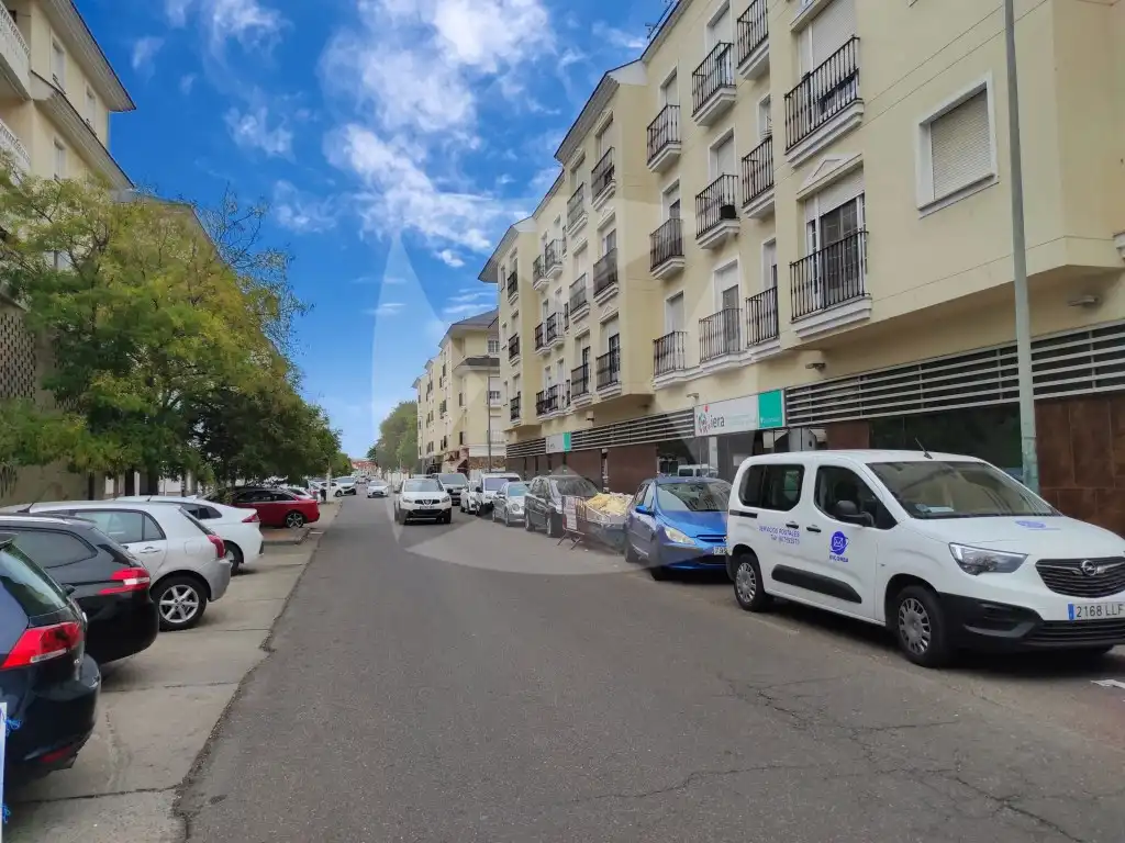 Gewerbefläche zur Miete in Calle Julio Cienfuegos Linares