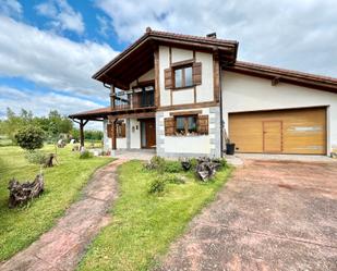 Vista exterior de Casa o xalet en venda en Iruraiz-Gauna amb Jardí privat, Terrassa i Traster