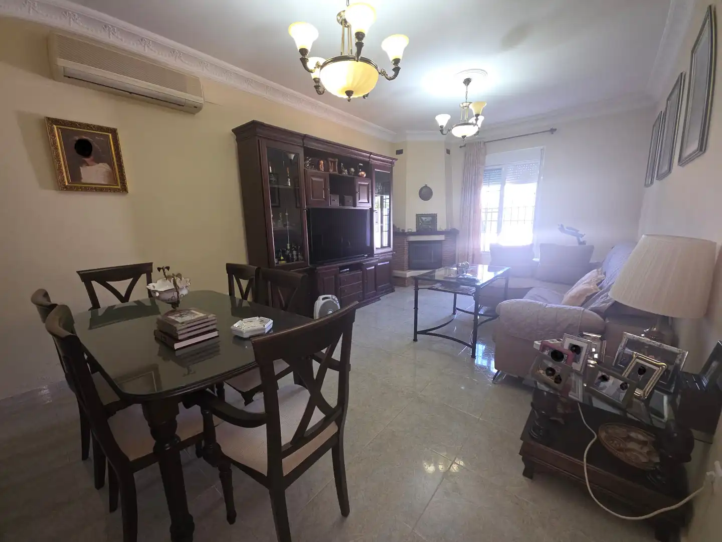 Sala de estar de Casa o chalet en venta en Alcalá de Guadaira con Aire acondicionado, Calefacción y Jardín privado