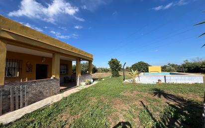 Vista exterior de Finca rústica en venda en Utrera amb Piscina