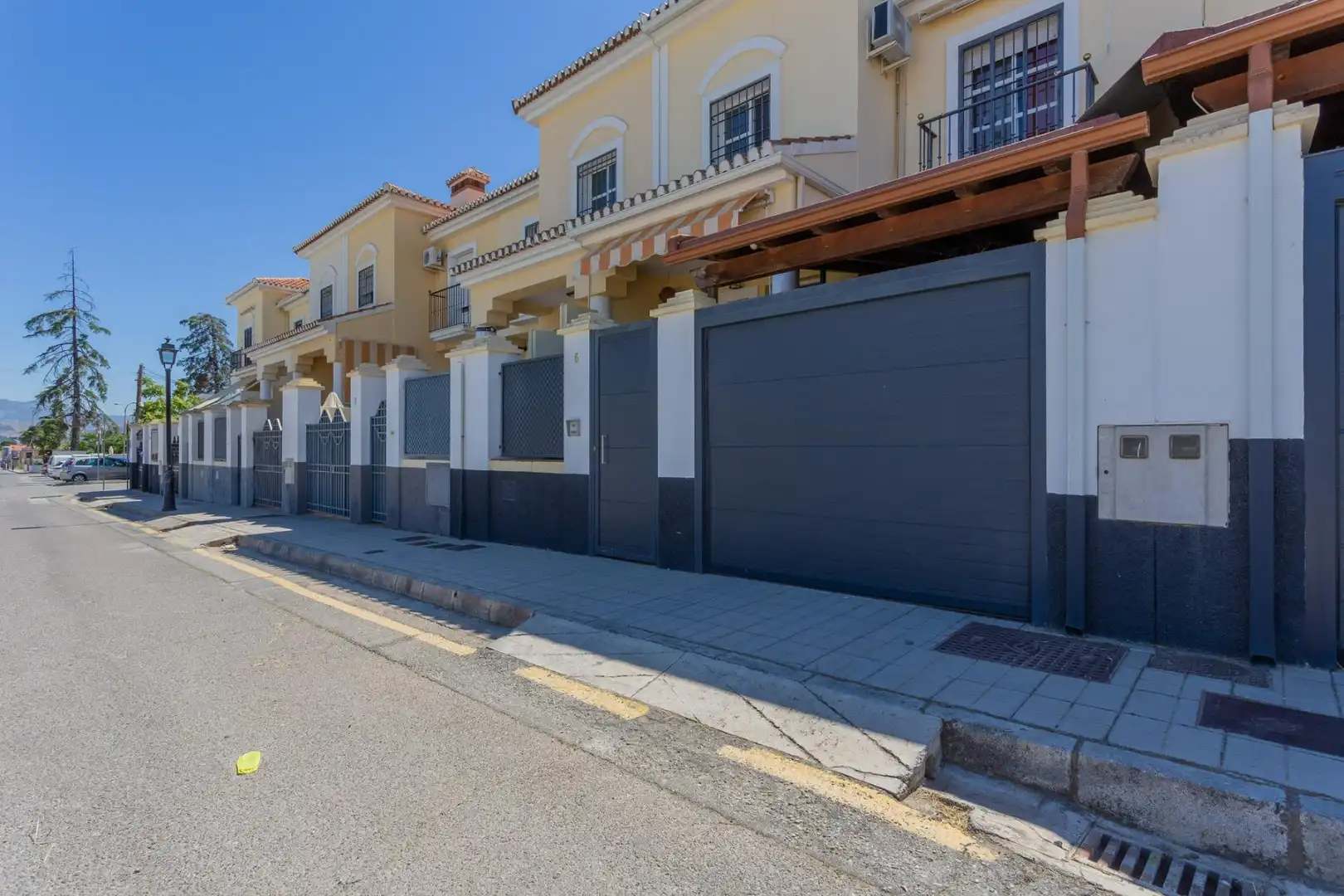 Vista exterior de Casa adosada en venda en Alhendín amb Moblat i Piscina comunitària