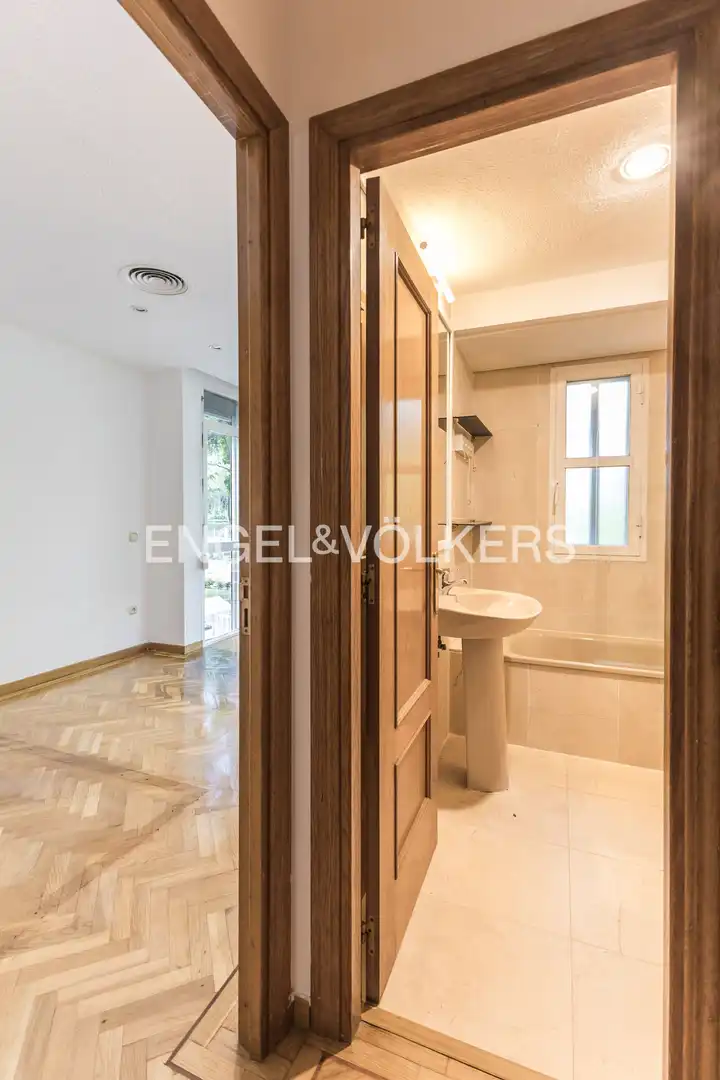 Badezimmer von Wohnung zur Miete in Madrid mit Klimaanlage, Heizung und Privatgarten