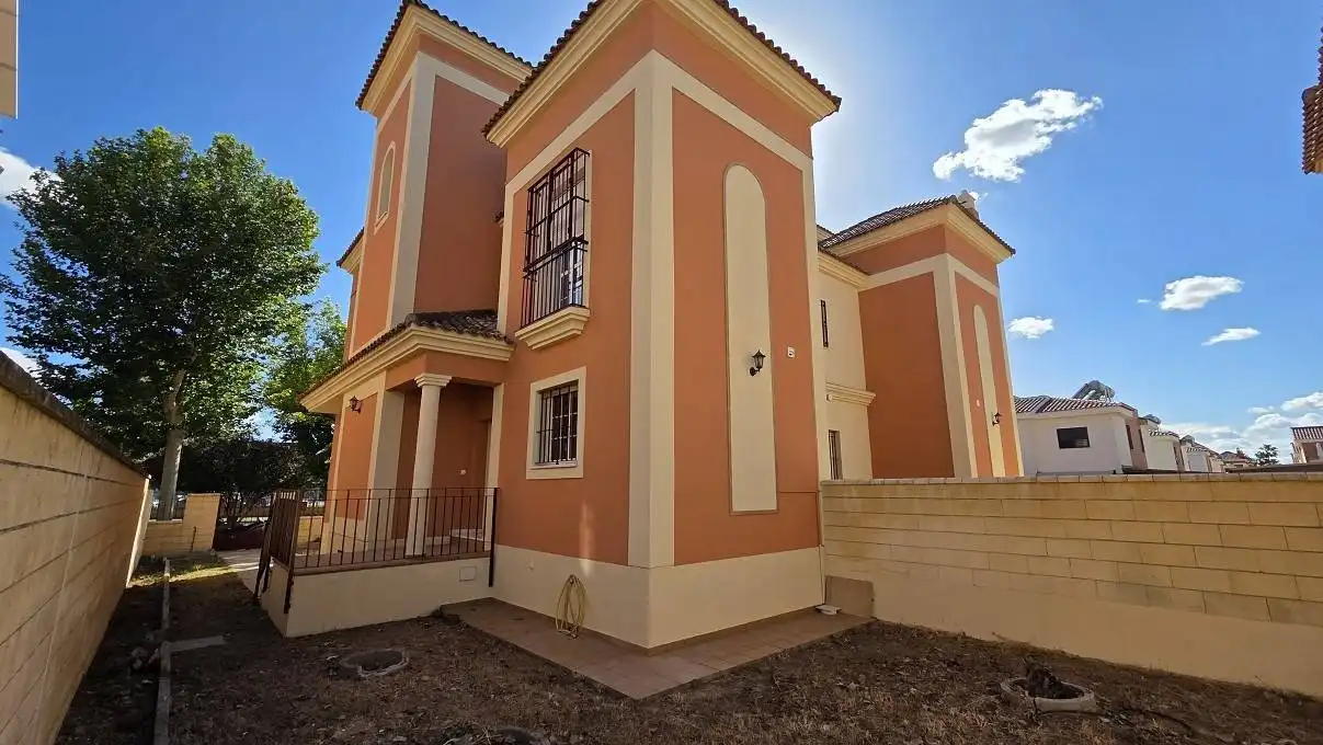 Vista exterior de Casa adosada en venda en Dos Hermanas