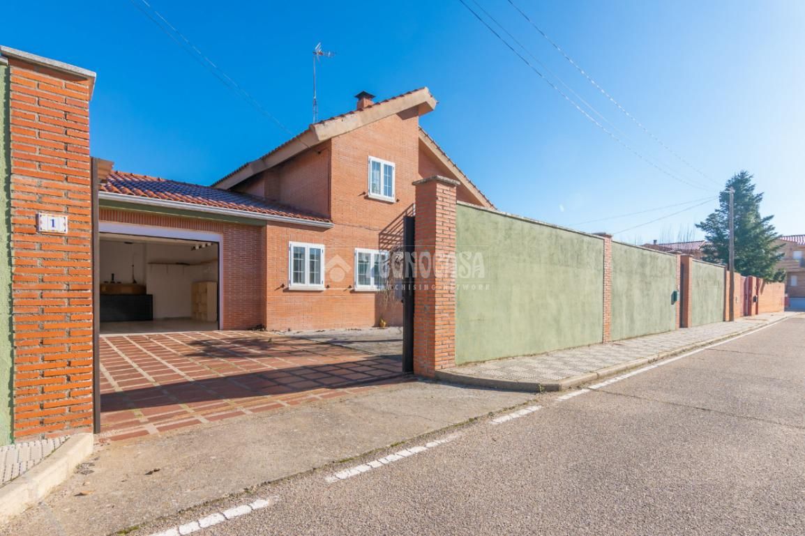 Exterior view of House or chalet for sale in Monterrubio de Armuña  with Heating and Balcony