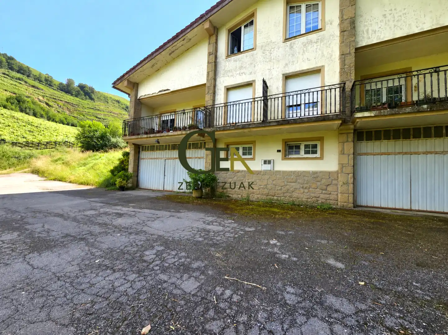 Außenansicht von Einfamilien-Reihenhaus zum Verkauf in Alkiza mit Heizung, Privatgarten und Terrasse
