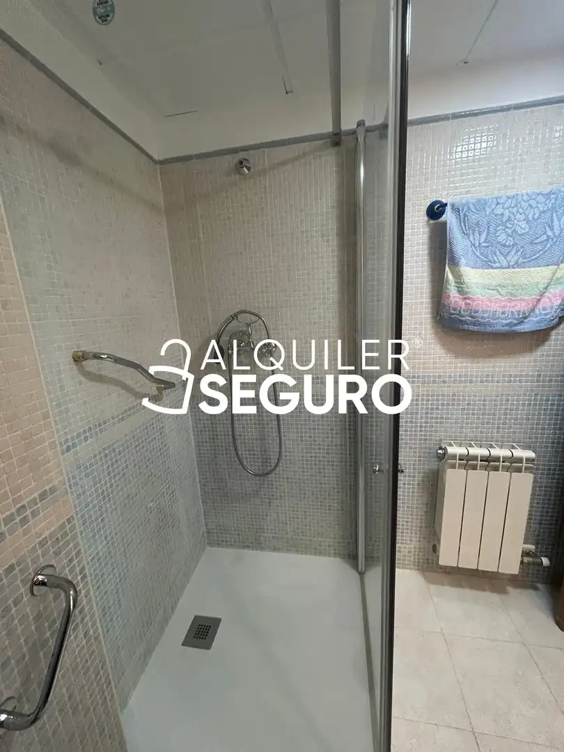 Badezimmer von Wohnung zur Miete in La Zubia mit Klimaanlage, Heizung und Terrasse