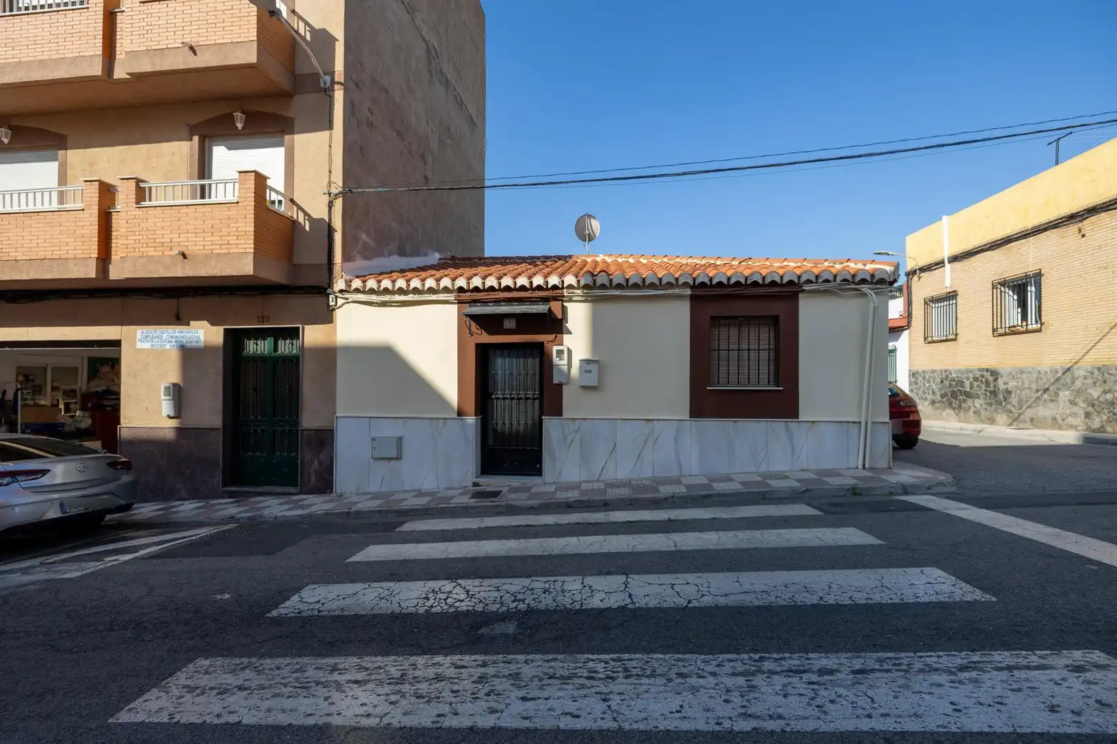 Vista exterior de Casa adosada en venda en Motril amb Aire condicionat