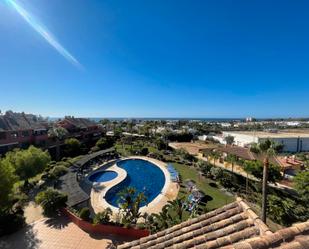 Piscina de Àtic en venda en Estepona amb Aire condicionat, Terrassa i Traster