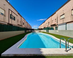 Piscina de Casa adosada en venda en La Pobla de Vallbona amb Aire condicionat, Calefacció i Jardí privat
