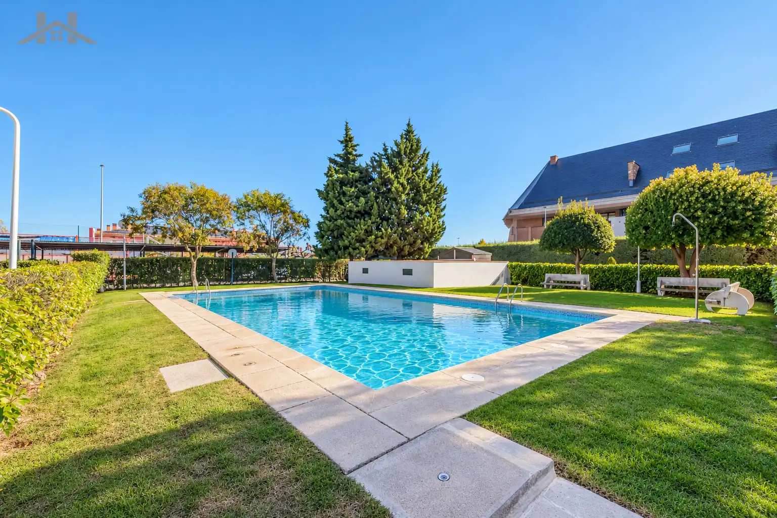 Schwimmbecken von Einfamilien-Reihenhaus zum Verkauf in Las Rozas de Madrid