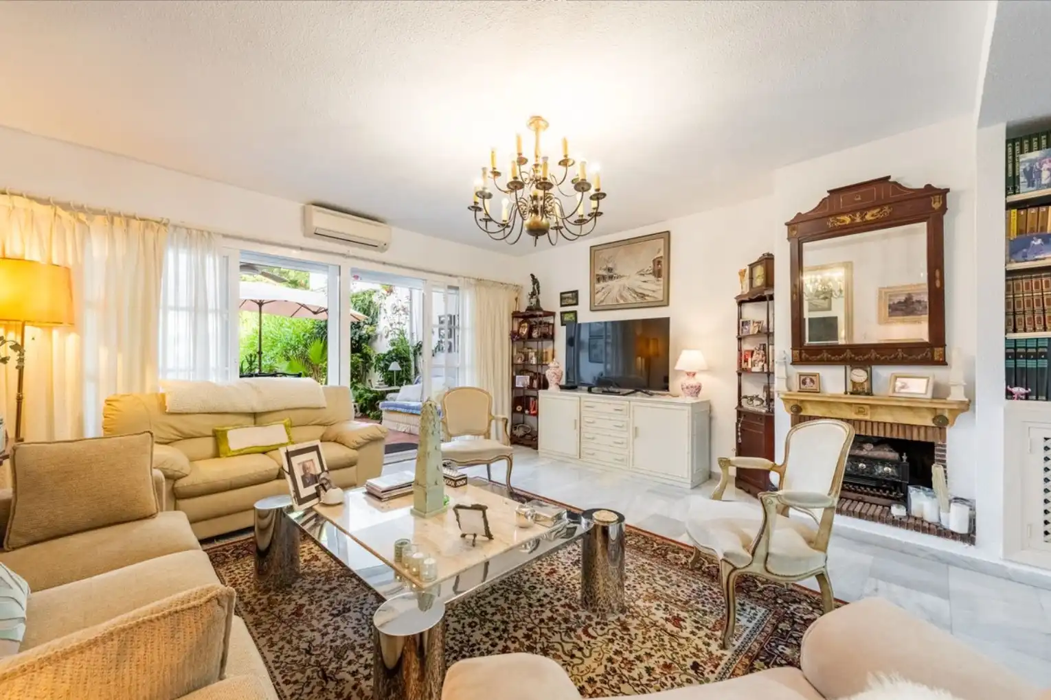 Sala de estar de Casa adosada en venta en Estepona con Aire acondicionado, Terraza y Amueblado