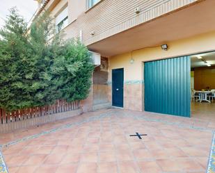 Vista exterior de Casa adosada en venda en Torrent amb Terrassa i Piscina