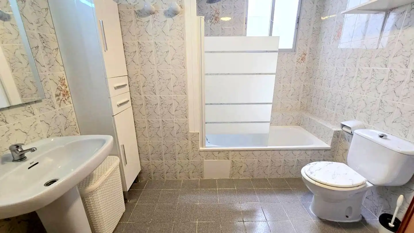 Bathroom of Flat for rent in Gandia