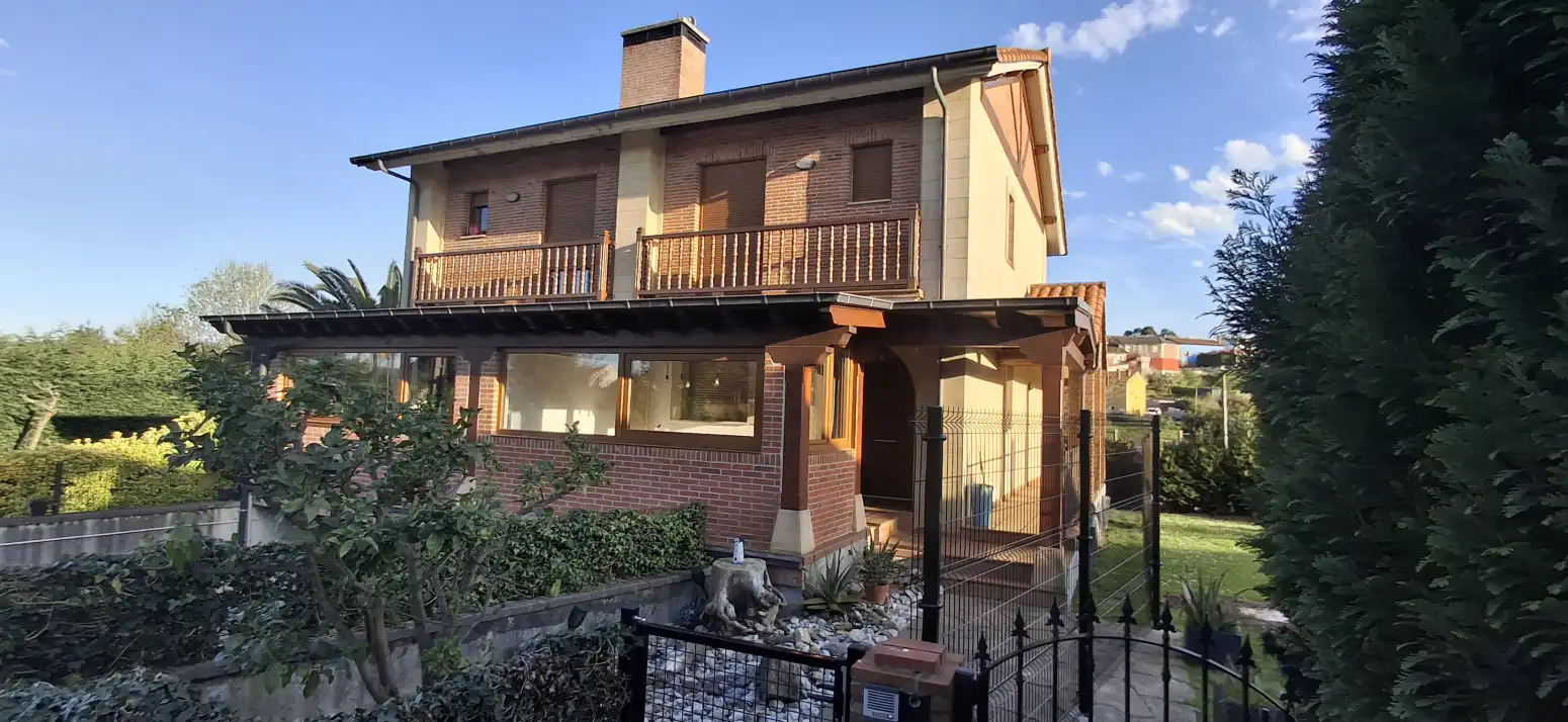Vista exterior de Casa o xalet en venda en Santillana del Mar amb Calefacció, Jardí privat i Parquet