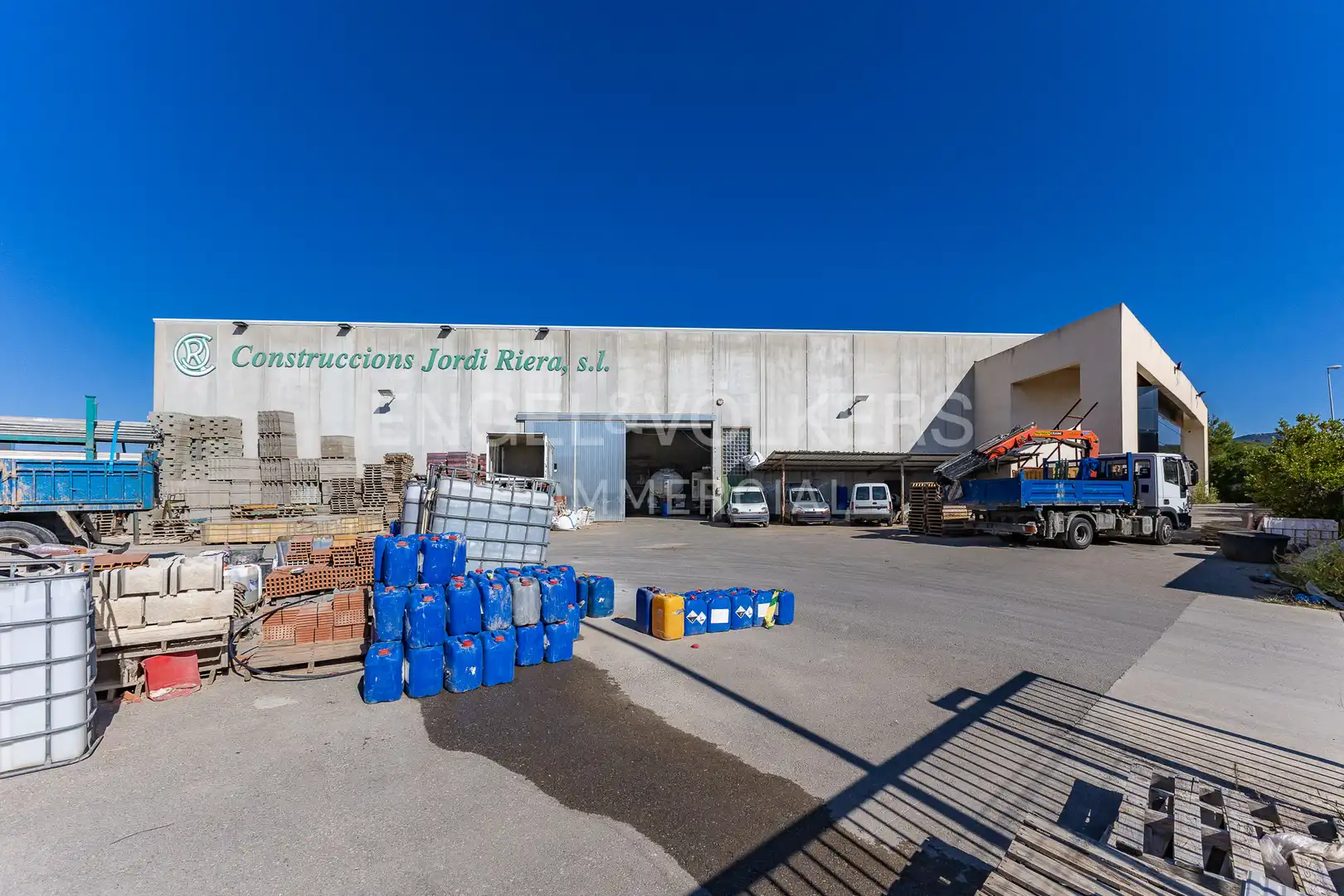 Außenansicht von Fabrikhallen zum Verkauf in Piera