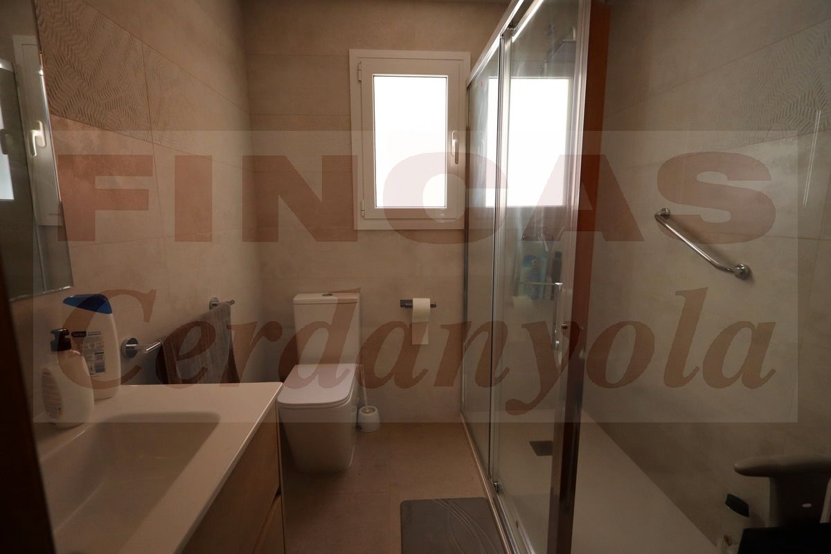 Bany de Pis en venda en Cerdanyola del Vallès amb Calefacció i Balcó
