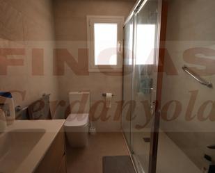 Bany de Pis en venda en Cerdanyola del Vallès amb Calefacció i Balcó