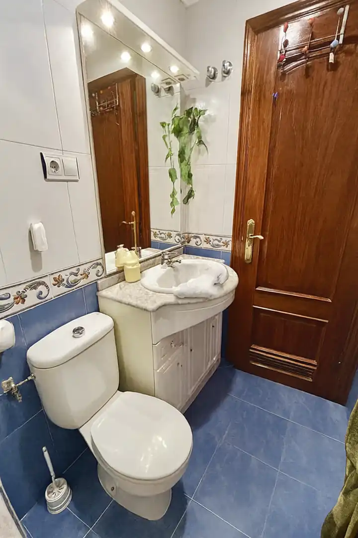 Baño de Piso en venta en Oviedo  con Calefacción, Jardín privado y Parquet