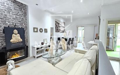 Living room of Single-family semi-detached for sale in  Barcelona Capital  with Private garden, Parquet flooring and Terrace