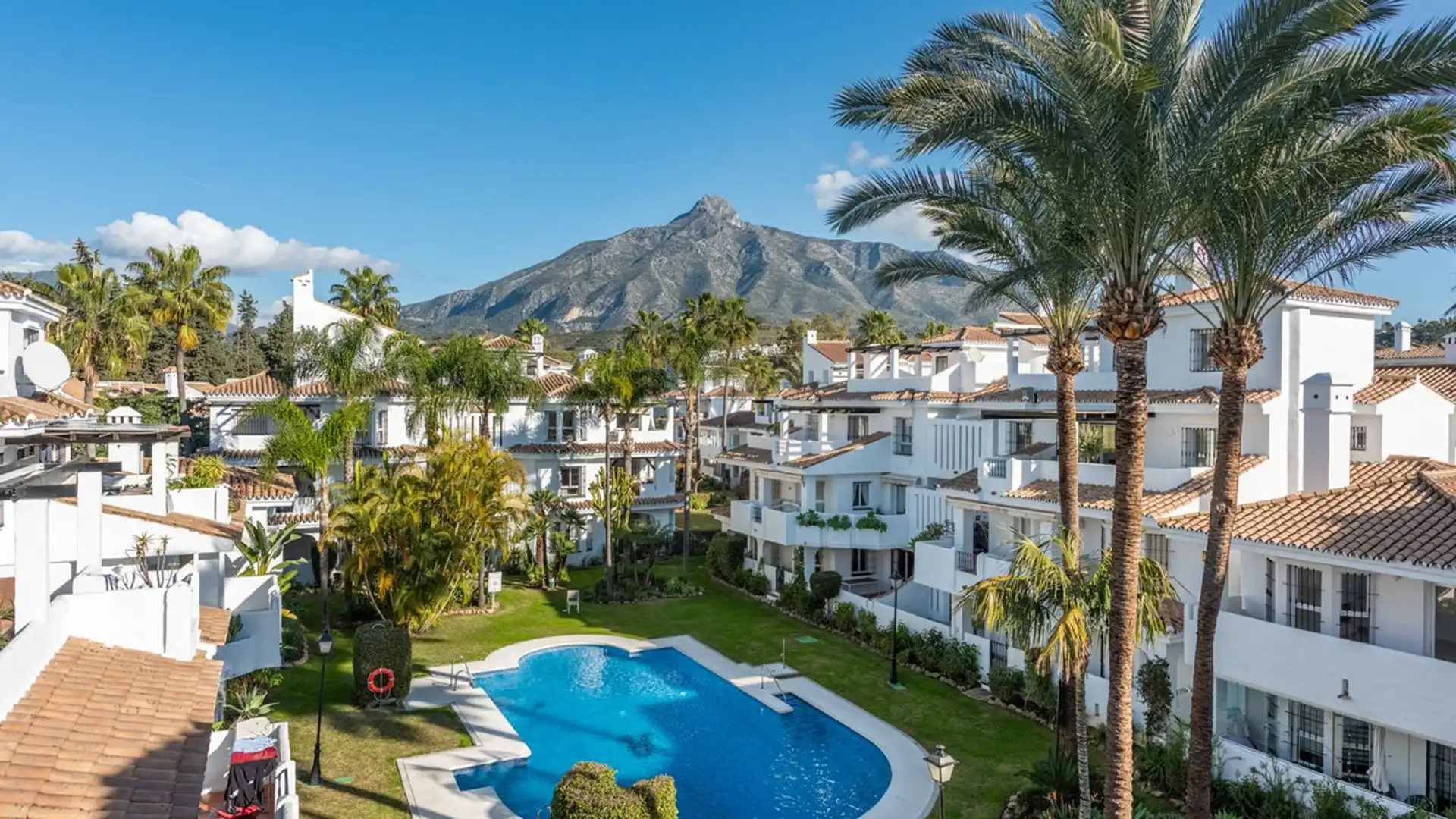 Vista exterior de Ático en venta en Marbella con Terraza y Piscina