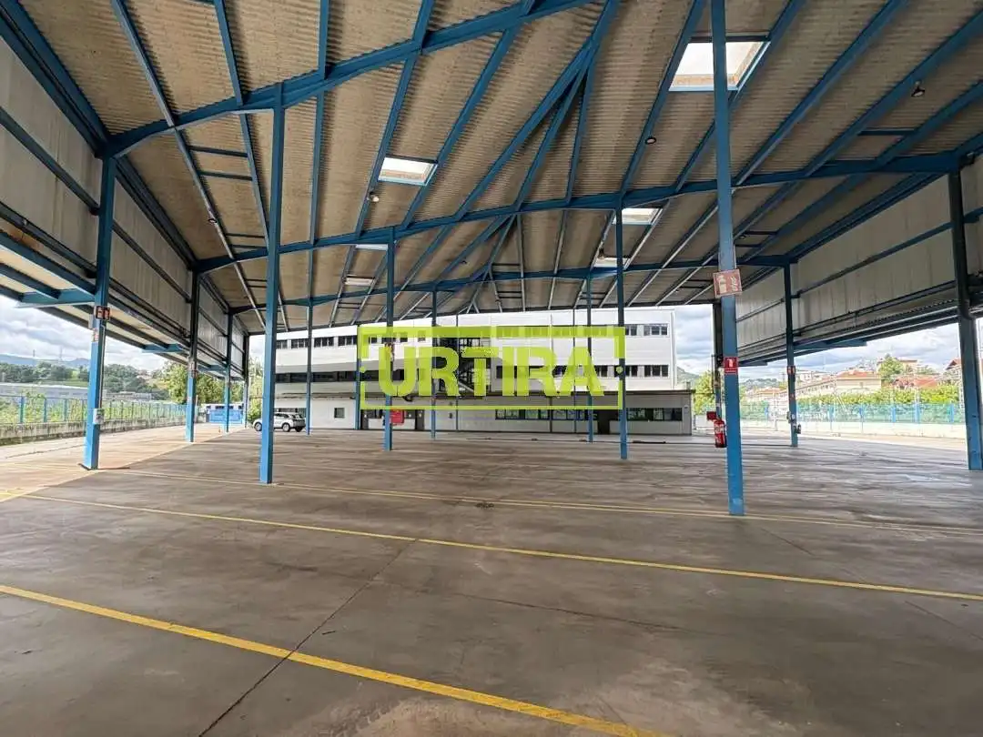 Außenansicht von Fabrikhallen zum Verkauf in Hernani