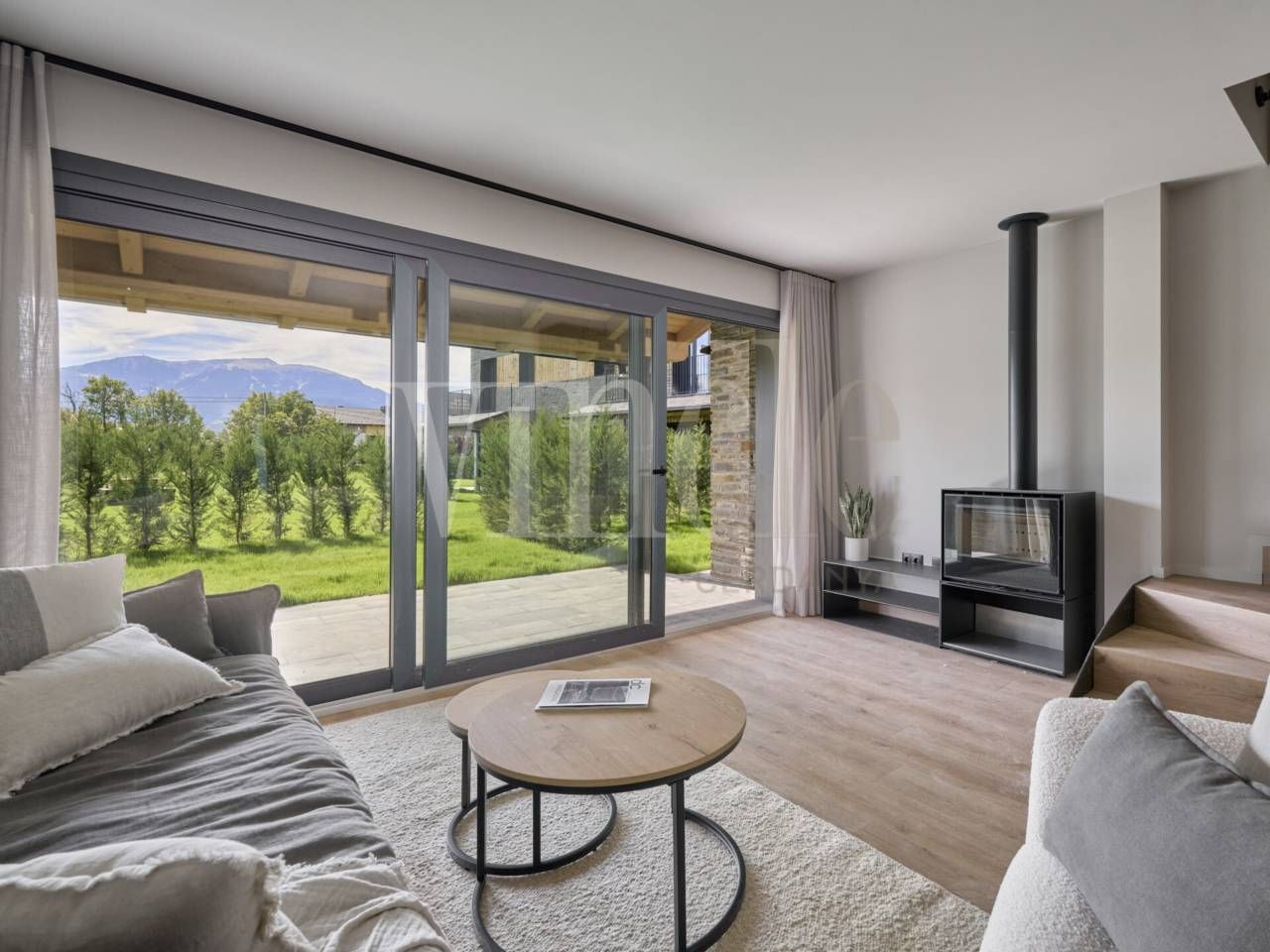 Sala d'estar de Casa adosada en venda en Bolvir amb Jardí privat, Parquet i Piscina comunitària