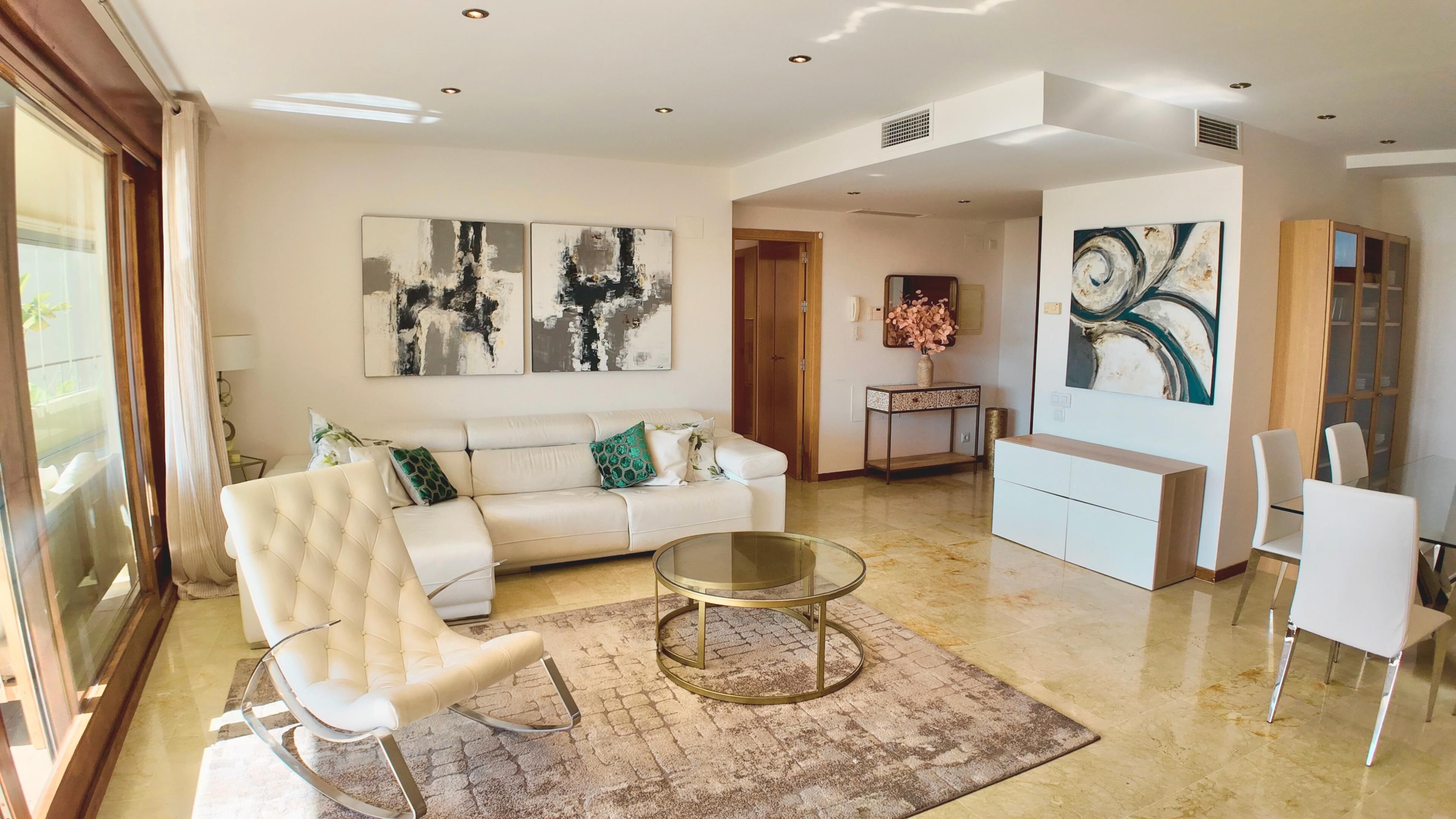 Sala d'estar de Apartament en venda en Marbella amb Aire condicionat, Jardí privat i Terrassa