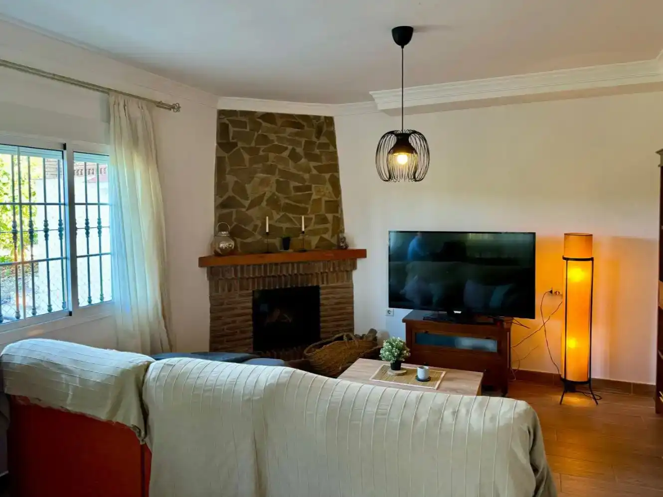 Sala d'estar de Finca rústica en venda en Benamargosa amb Aire condicionat, Piscina i Balcó
